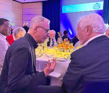 Stefan Kunnert im brüderlichen Gespräch: Der Großmeisterhat die herausgehobene Stellung nicht angestrebt – aber sie angenommen. Keine One-Man-Show, sondern kollegiale Führung. Bild: Jürgen Herda